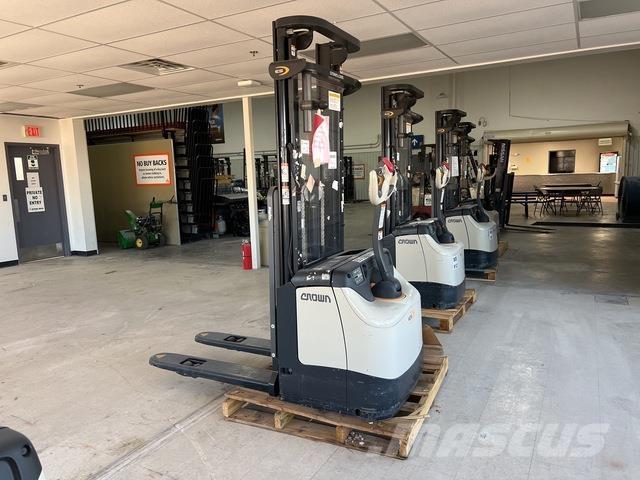 Crown ES 4000 Ajettavat pinoamisvaunut