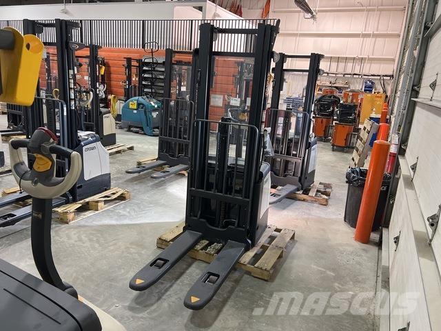 Crown ES 4000 Ajettavat pinoamisvaunut