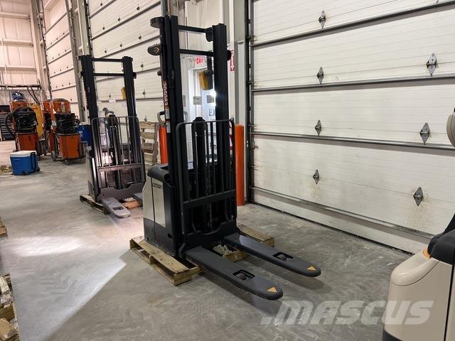 Crown ES 4000 Ajettavat pinoamisvaunut