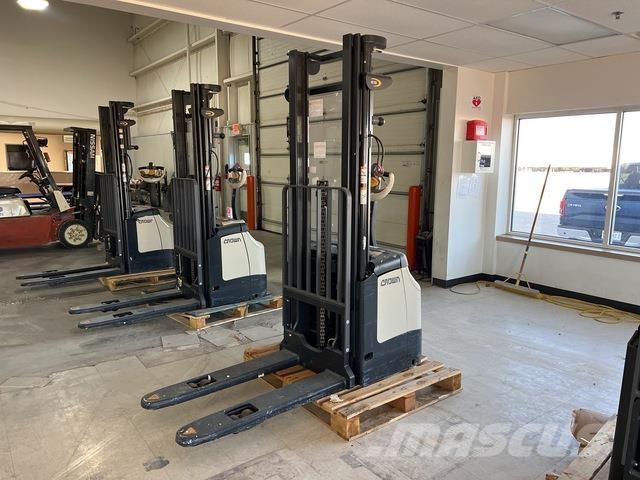 Crown ES 4000 Ajettavat pinoamisvaunut