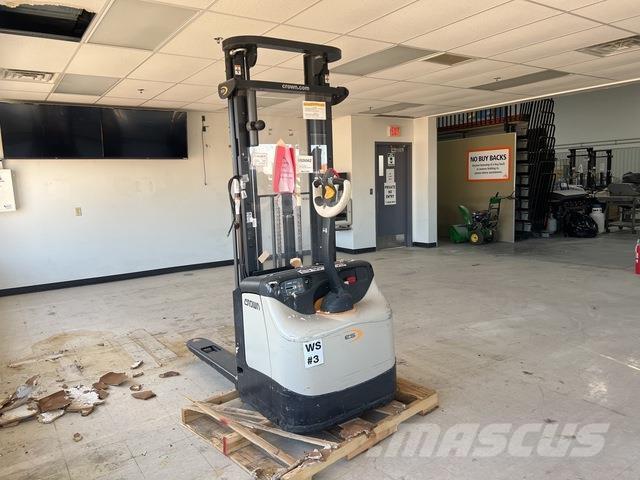 Crown ES 4000 Ajettavat pinoamisvaunut