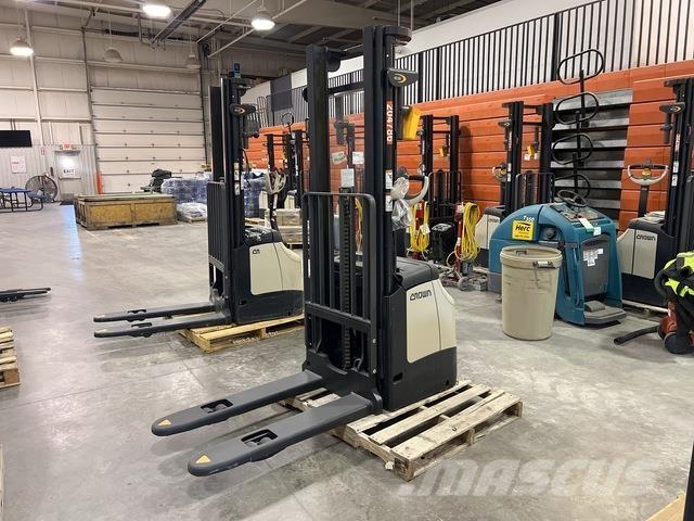 Crown ES 4000 Ajettavat pinoamisvaunut