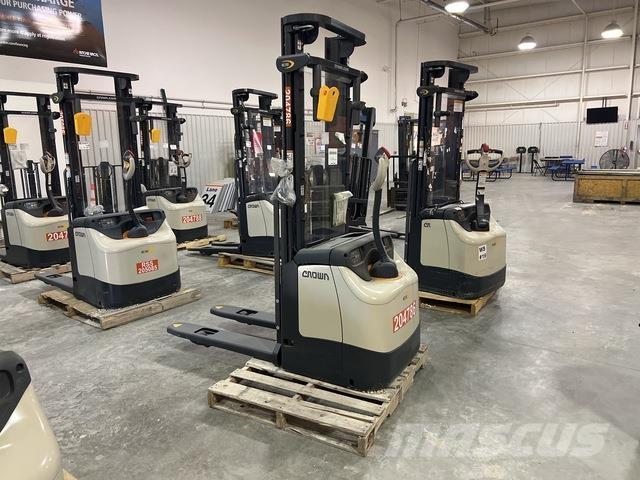 Crown ES 4000 Ajettavat pinoamisvaunut