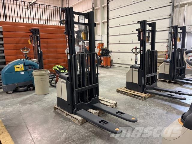 Crown ES 4000 Ajettavat pinoamisvaunut