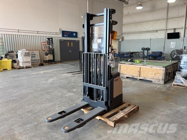 Crown ES 4000 Ajettavat pinoamisvaunut