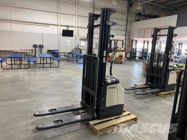 Crown ES 4000 Ajettavat pinoamisvaunut