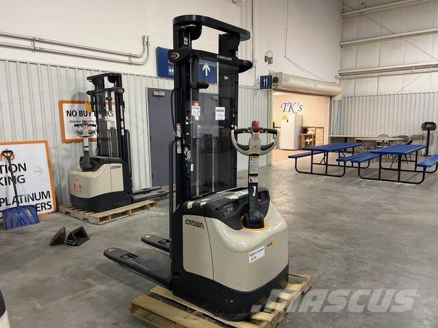 Crown ES 4000 Ajettavat pinoamisvaunut