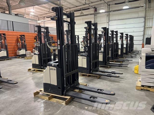 Crown ES 4000 Ajettavat pinoamisvaunut