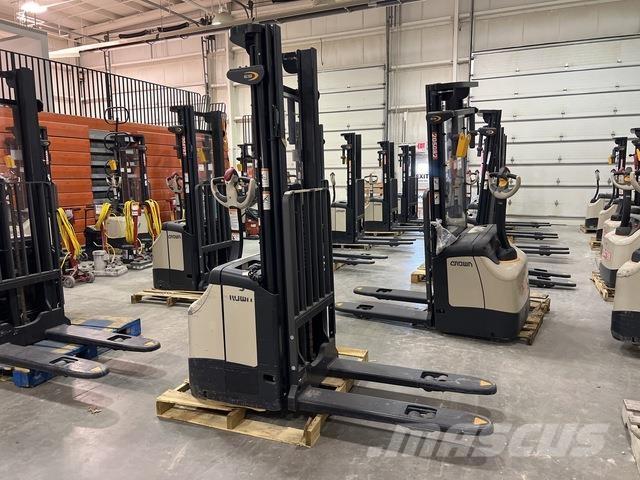 Crown ES 4000 Ajettavat pinoamisvaunut