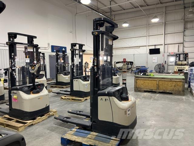 Crown ES 4000 Ajettavat pinoamisvaunut