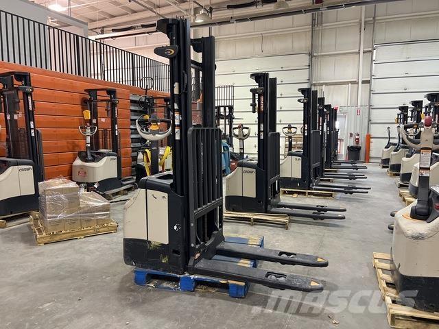 Crown ES 4000 Ajettavat pinoamisvaunut