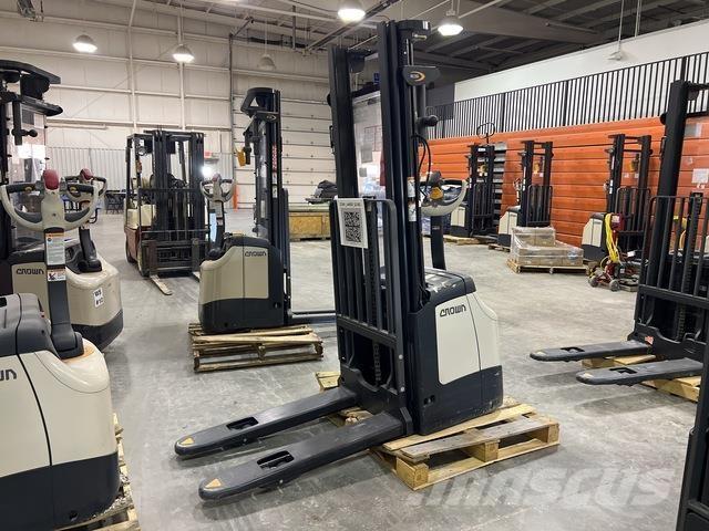 Crown ES 4000 Ajettavat pinoamisvaunut