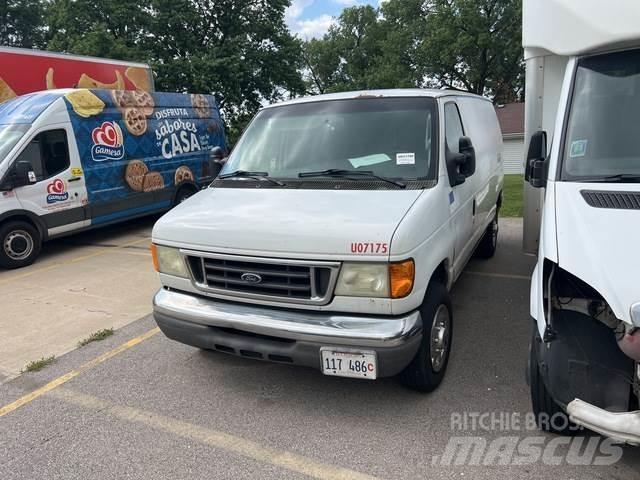 Ford E-150 Pakettiautot