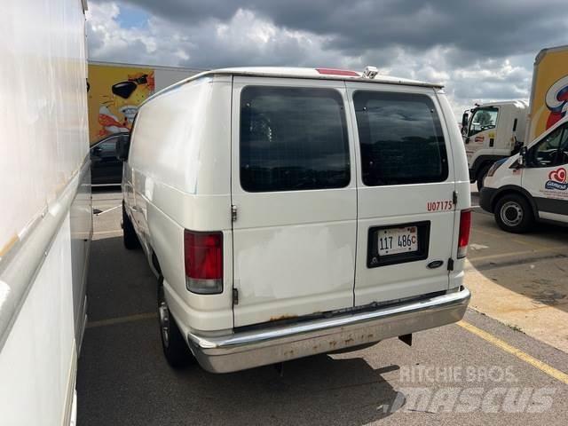 Ford E-150 Pakettiautot