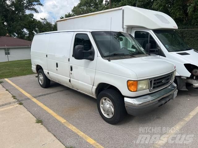 Ford E-150 Pakettiautot