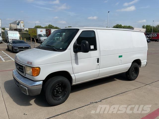 Ford E-150 Pakettiautot