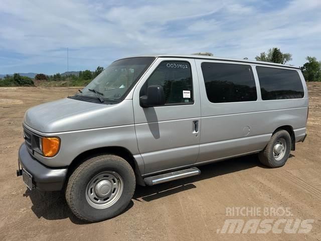 Ford E-150 Henkilöautot