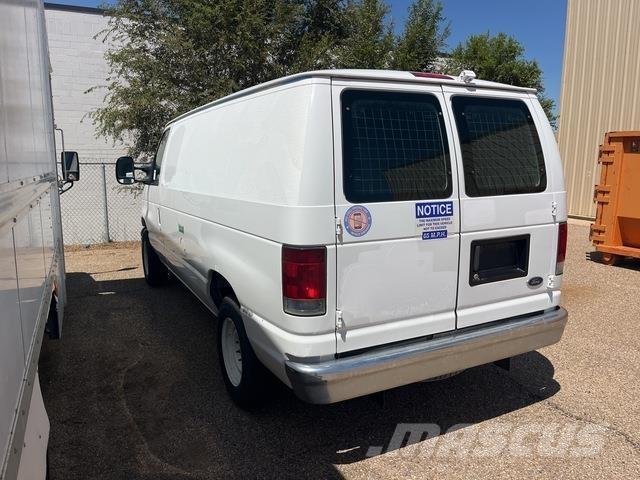 Ford E-150 Pakettiautot