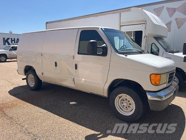 Ford E-150 Pakettiautot