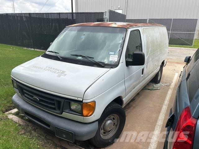 Ford E-150 Pakettiautot