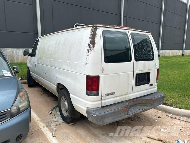 Ford E-150 Pakettiautot
