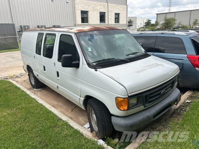 Ford E-150 Pakettiautot