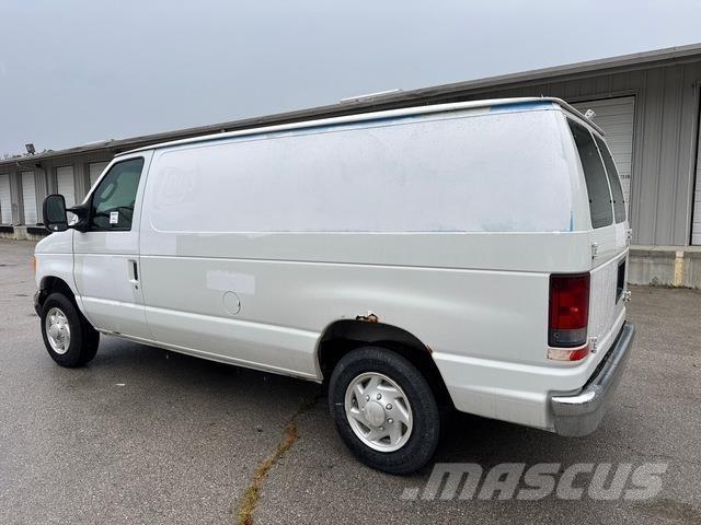 Ford E-150 Pakettiautot