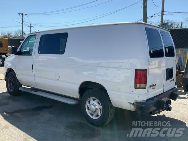 Ford E-250 Pakettiautot