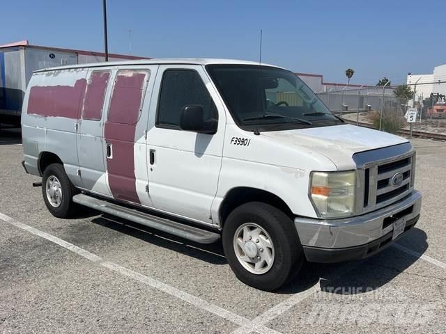 Ford E-250 Pakettiautot