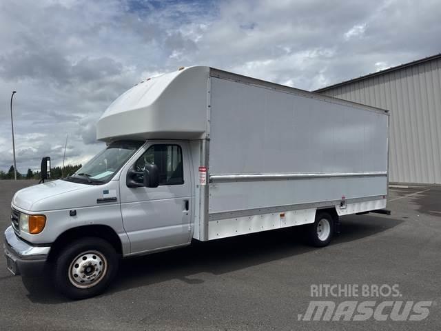 Ford E-350 Pakettiautot