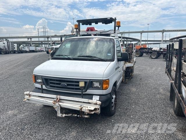 Ford E-350 Tienhoitoautot