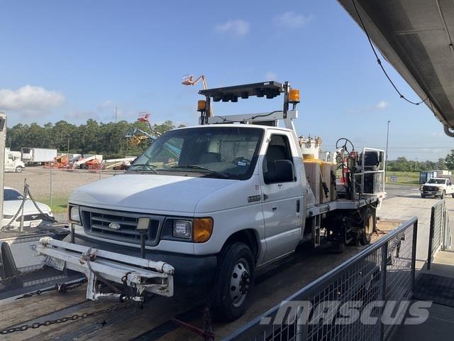 Ford E-350 Tienhoitoautot