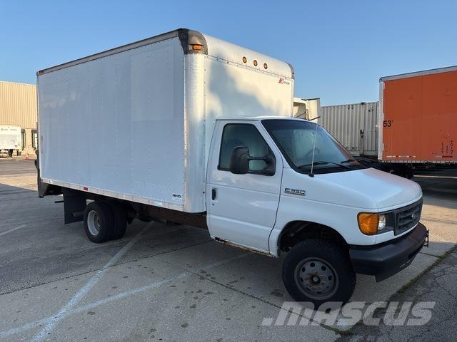Ford E-350 Pakettiautot