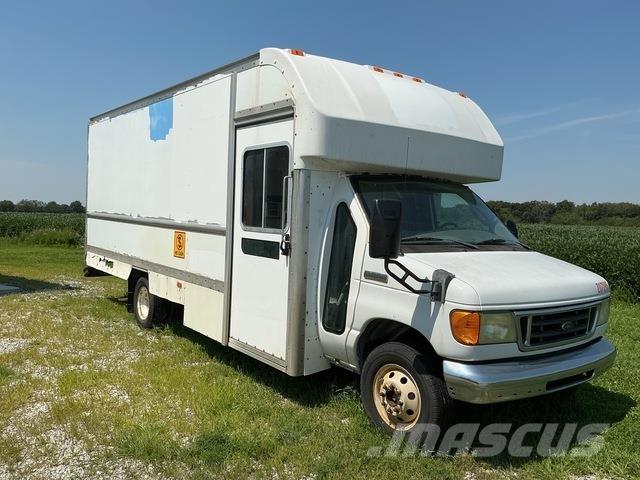 Ford E-350 Pakettiautot