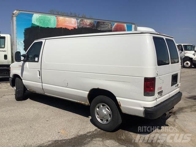 Ford E250 Pakettiautot
