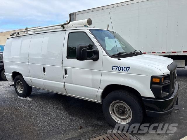 Ford E250 Pakettiautot