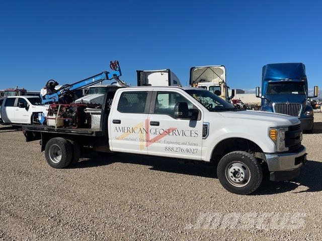 Ford F-350 Kuorma-auto porauskalustolla