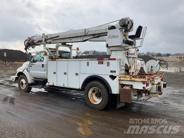 Ford F-750 Kuorma-auto porauskalustolla