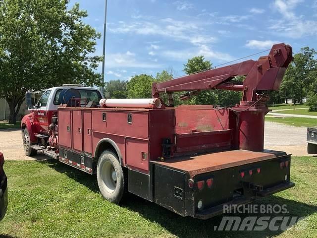 Ford F750 Tienhoitoautot