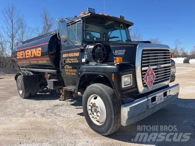 Ford L8000 Säiliöautot