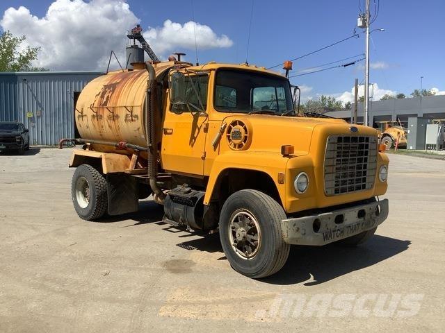 Ford L8000 Vesisäiliöautot