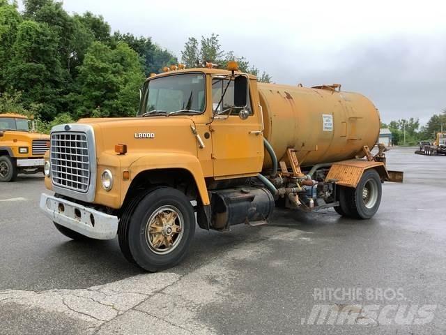 Ford L8000 Vesisäiliöautot
