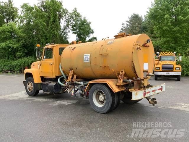 Ford L8000 Vesisäiliöautot