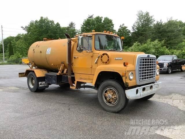 Ford L8000 Vesisäiliöautot