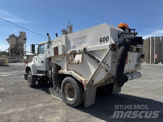 Ford LN7000 Lakaisuautot