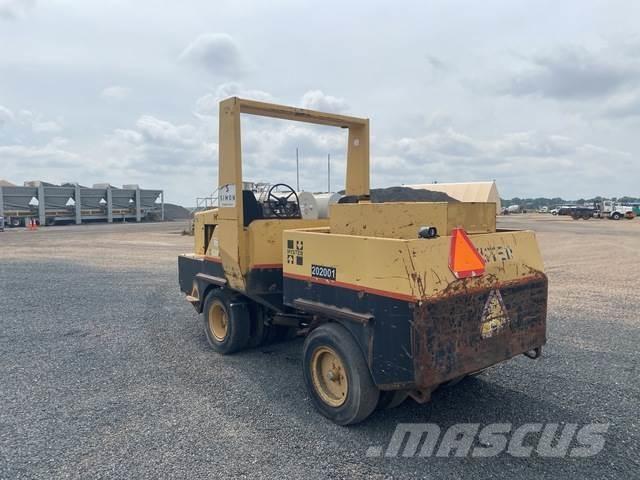 Hyster 530A Kumipyöräjyrät