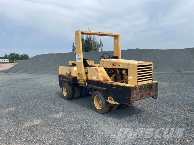 Hyster 530A Kumipyöräjyrät