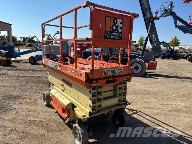 JLG 3246ES Saksilavat