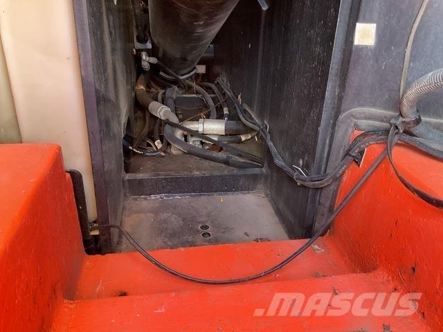 JLG 600AJ Kuukulkijat