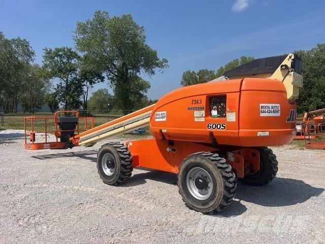JLG 600S Teleskooppipuominostimet